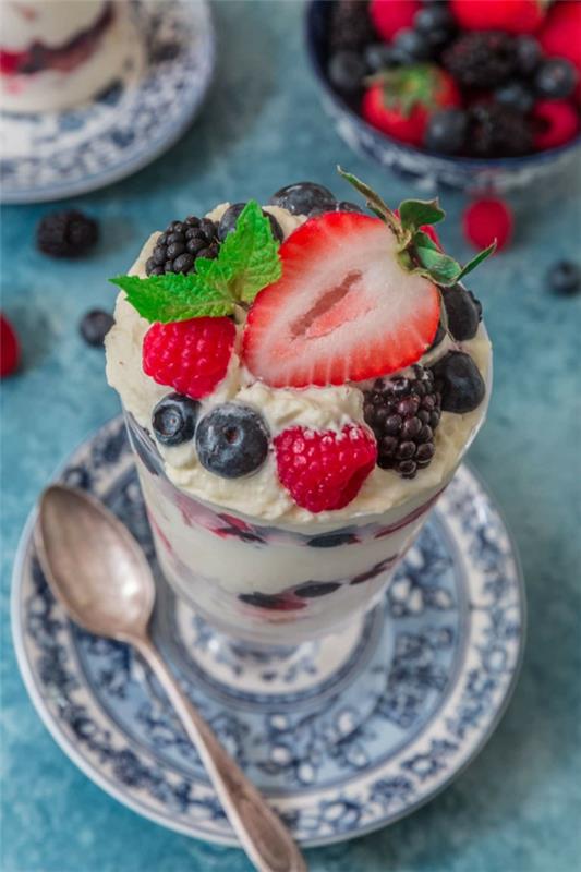 Koristele mansikan tiramisu lasissa marjoilla