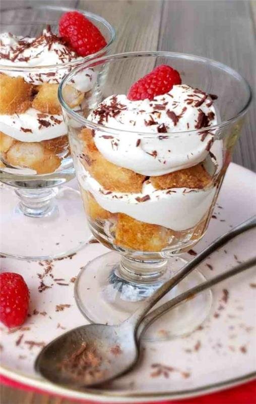 Mansikan tiramisu lasillisessa kuorrutuksella