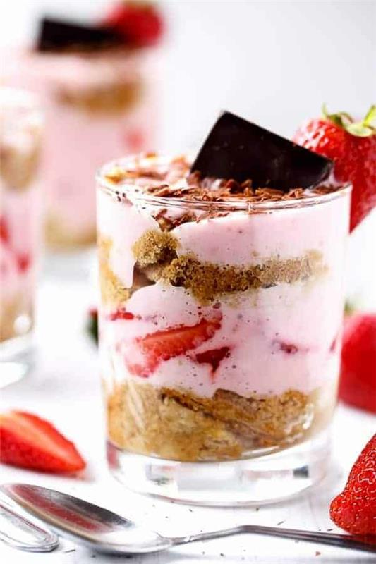 Mansikan tiramisu lasissa, suklaana koristeena