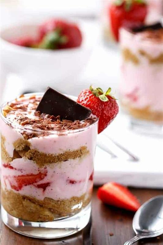 Mansikan tiramisu lasissa, koristeena suklaata 1
