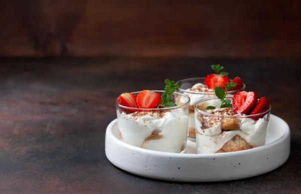 Valmista ja tarjoile mansikka -tiramisu lasissa