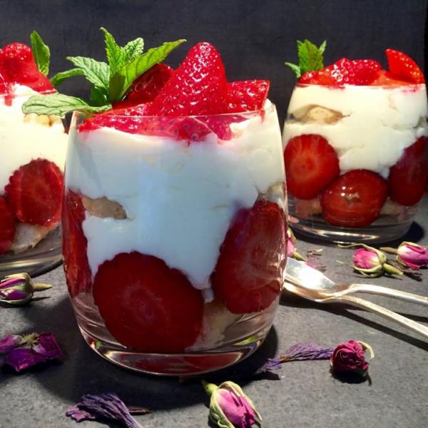 Valmista mansikka tiramisu lasiin