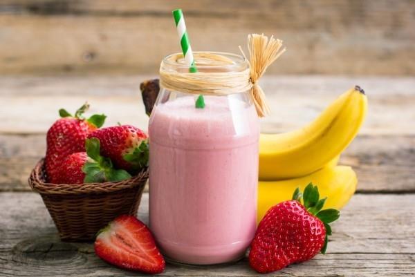 Mansikan banaani smoothie lasissa tekee sinusta hoikka ja terve