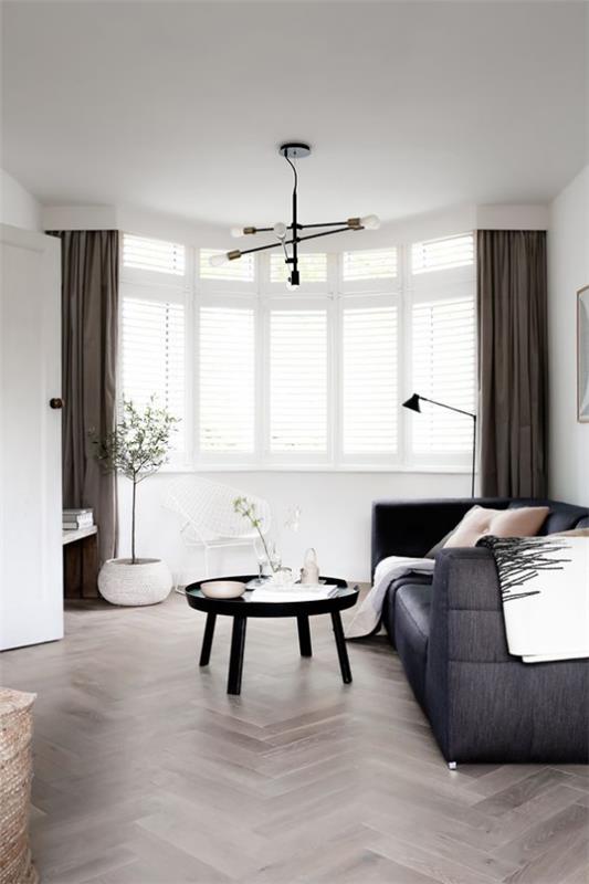 Erkki -ikkuna olohuoneessa skandinaaviseen tyyliin suunniteltu valkoiseksi ja mustaksi