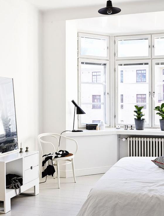 Erkkeri -ikkunan tyylikäs makuuhuone valkoisena suunniteltu hyvä panoraamakuva