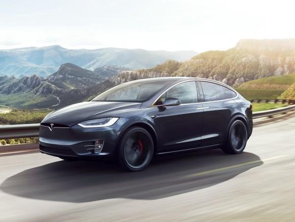 Ensimmäiset itseohjautuvat autot tulevat markkinoille vuonna 2019 tesla auto black electro-autonomous