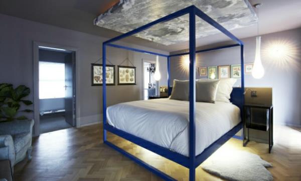Luxury -hotellin makuuhuoneen sininen kehyspatja