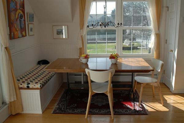 Ruokapöytä penkki puu persialainen matto valkoiset tuolit