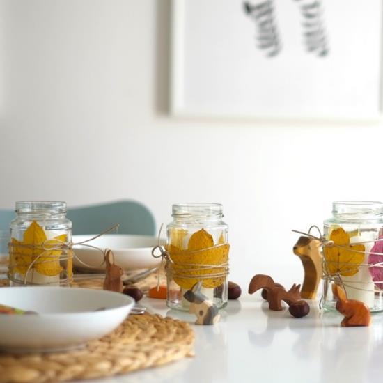 Sisusta ruokasali syksyiseen sisustukseen Ruokapöytä on koristeltu pienillä puukuvioilla keltaisten lehtien kanssa