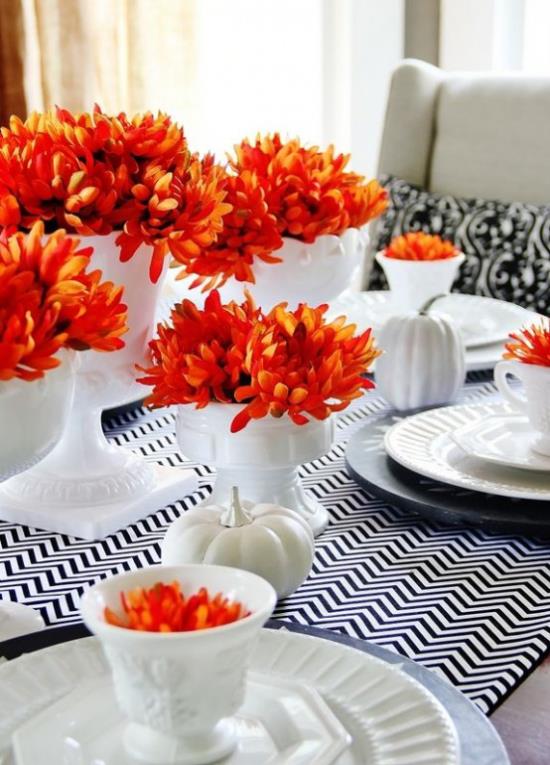 Sisusta ruokasali syksyiseen tyyliin, oranssit krysanteemit koristavat ruokapöytää