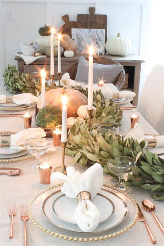 Ruokasali sisustaa syksyllä ruokapöytä koristavat kaunista värivalikoimaa joitakin messinkiä aksentteja kurpitsat valkoiset kynttilät paljon vihreää