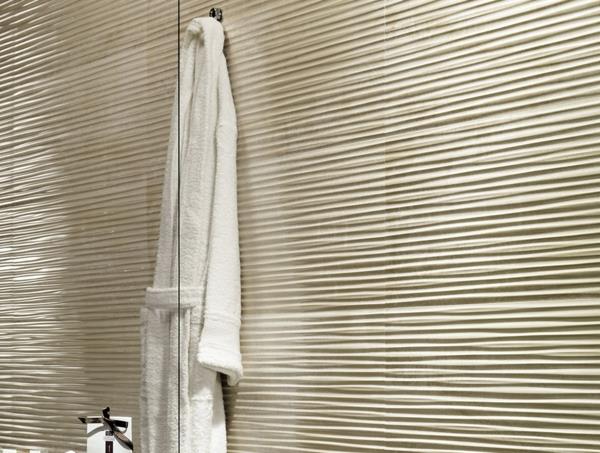 Evoque bagno -hotellin seinälaatat beige