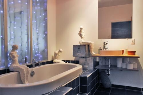 Eksoottisuus suunnittelijan talossa taiteilijan kylpyhuone keiju palaa sinisenä