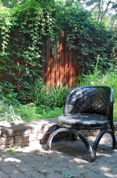 Eksoottisuutta taiteilijan tuolin yksityisnäytön aidan puutarhan suunnittelijarakennuksessa