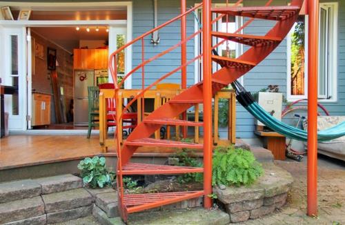 Eksoottisuutta taiteilijan suunnittelijan talon portaiden kaiteiden metallipinnassa