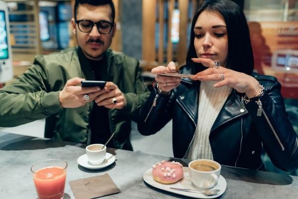 Kuten Instagram, myös Facebookin on tarkoitus piilottaa käyttäjiensä tykkäykset, ottaa valokuvia vaikuttajista