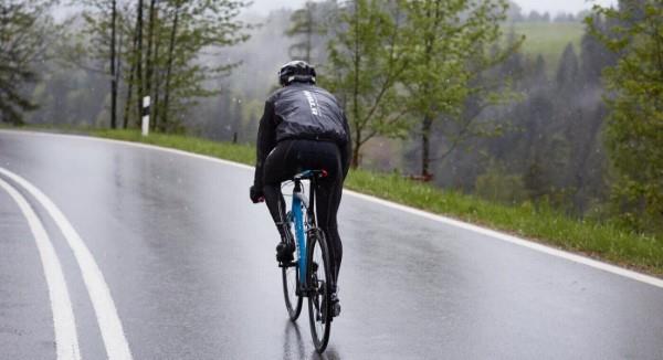 Polkupyörävaatteet - pieniä neuvoja harrastuksille ja ammattipyöräilijöille mukavasti myös sateella