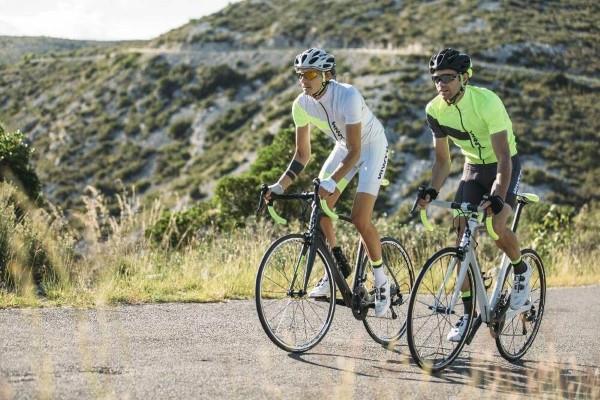 Polkupyörävaatteet - pieniä hankintaohjeita harrastuksille ja ammattipyöräilijöille, jotka pyöräilevät maanvuorten yli