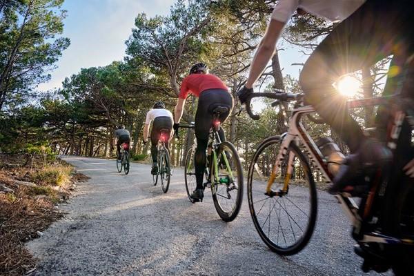 Polkupyörävaatteet - pieniä hankintaohjeita harraste- ja ammattipyöräilijöiden ryhmäpyöräretkelle