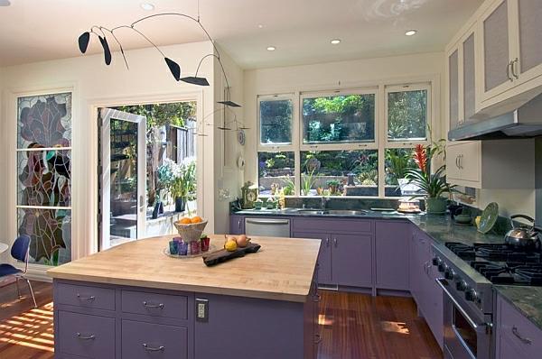 Keittiön kaappien värit violetti ikkuna