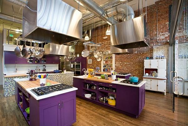 Keittiön kaappien värit violetti tumma keittiösaaren tiiliseinä