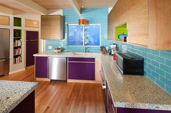 Keittiön kaappien värit violetti-punainen kiiltävä lattia marmori