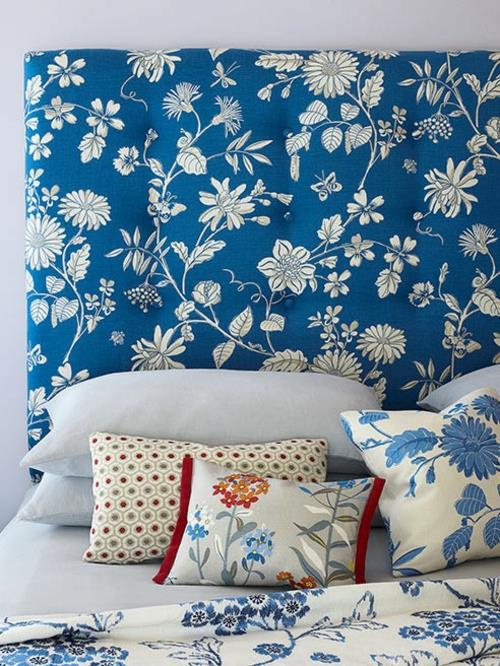 Kodin tekstiilien värit ja trendit peittävät sohvan kukat sinisinä