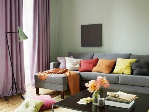Värit ja trendit kodintekstiileissä verhot sohva värikäs violetti