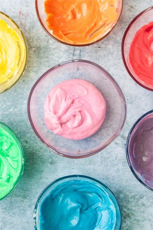 Värikkäitä ja herkullisia sateenkaarikakkuresepti -ideoita kakkujen valmistukseen