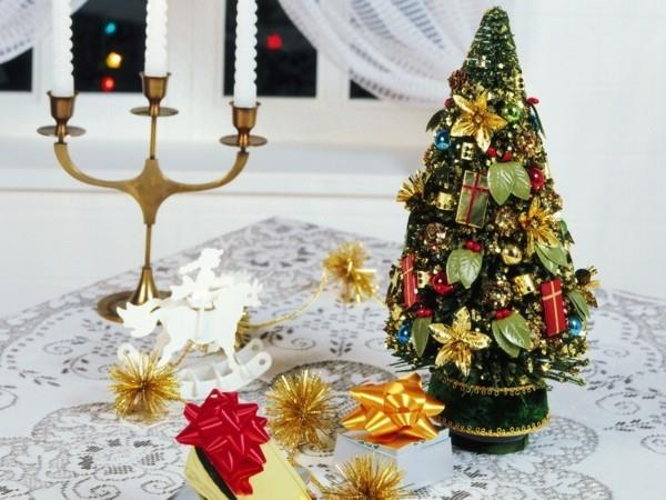 Värillinen kotitekoinen koriste jouluksi