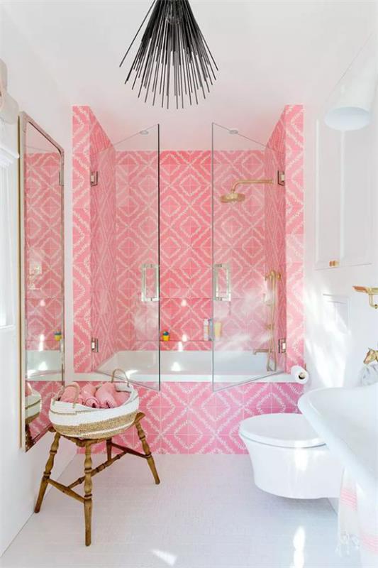 Väri parit retro kylpyhuone vaaleanpunainen ja valkoinen kaakeloitu kylpyamme vaaleanpunainen laatat lasiovet valkoinen lattia