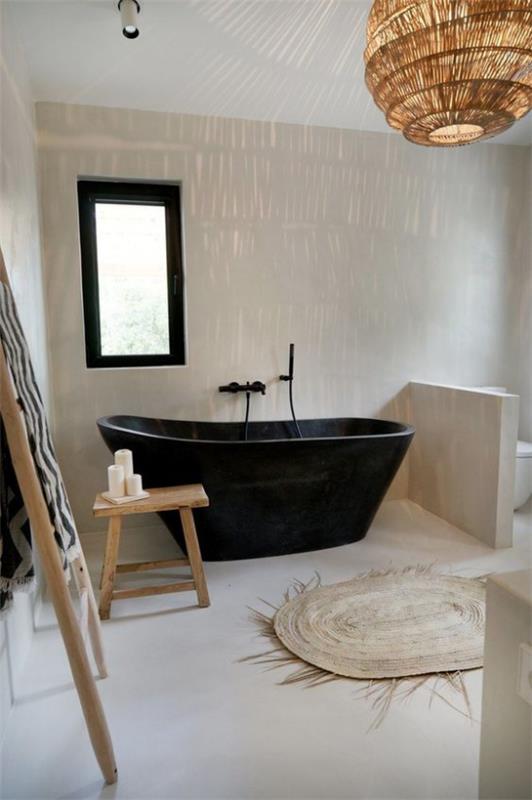 Väri yhdistää täydellisen kylpyhuoneen mustaan ​​ja kermanväriseen kylpyammeeseen, kermanväriset seinät, puu ja muut luonnonmateriaalit