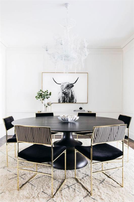 Väriparit tyylikäs moderni ruokailutila, joka on suunniteltu mustavalkoisella metallisella kimalluksella tuolin jaloissa ja kuvakehyksen seinämaalauksessa