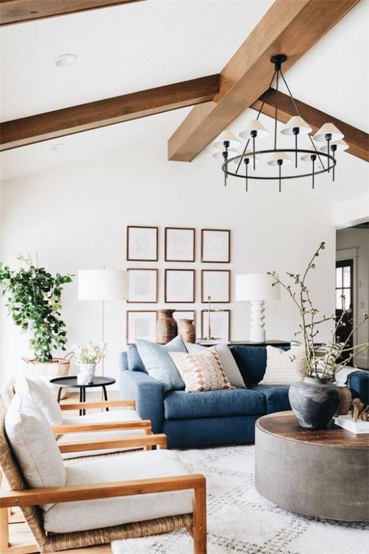 Viihtyisän maalaistyylisen olohuoneen väriparit yhdistävät eri siniset sävyt sohvan ombre -vaikutuksen aikaansaamiseksi