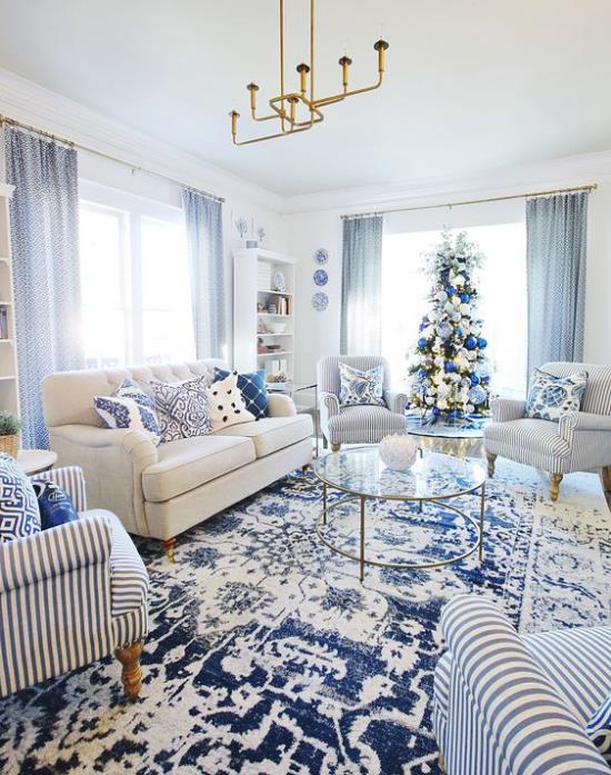 Väritä viihtyisät olohuoneet sinisellä ja valkoisella sisustettuna jouluksi