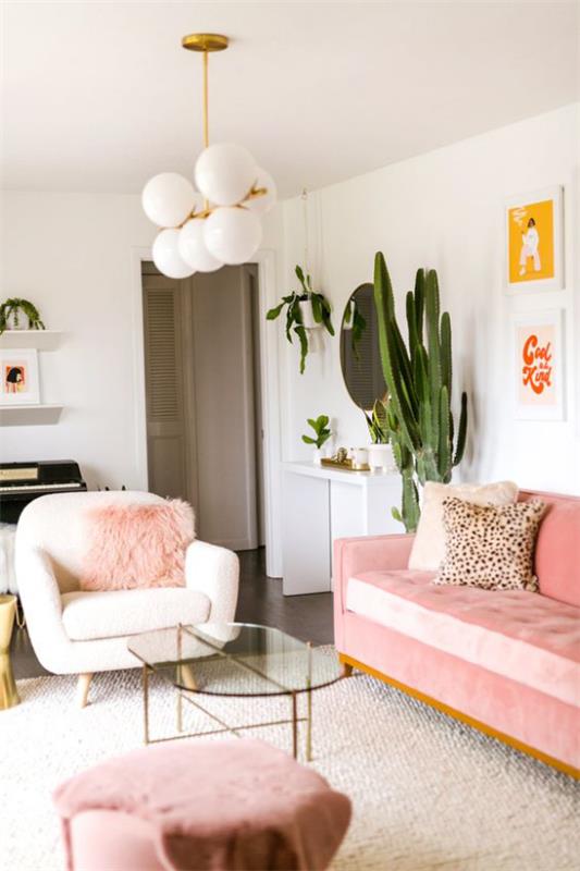 Väriparit viihtyisä olohuone vaaleanpunainen sohva koristetyyny valkoinen matto nojatuoli vihreä ruukkukasvi tuore huomautus romanttinen huoneilmapiiri