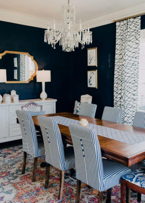 Väri parit mukava ruokasali sininen ja valkoinen raidallinen tuoli kattaa keskiyön sininen seinälle valkoinen lipasto lampun kattokruunu