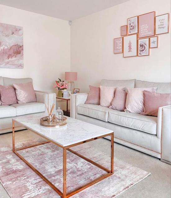 Väriparit sopivat täydellisesti romanttiseen olohuoneeseen vaaleanpunaisessa ja valkoisessa sohvapöydässä maton seinämaalaukset vaaleanpunainen lamppu nurkassa