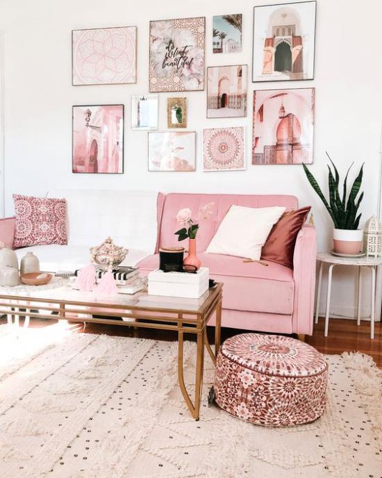 Olohuoneen väriparit unenomainen huoneilmapiiri vaaleanpunaisella ja valkoisella