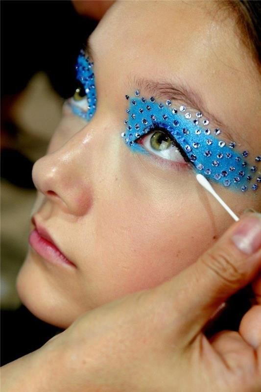 Mardi Gras -meikki Meikkivinkit siniset silmät