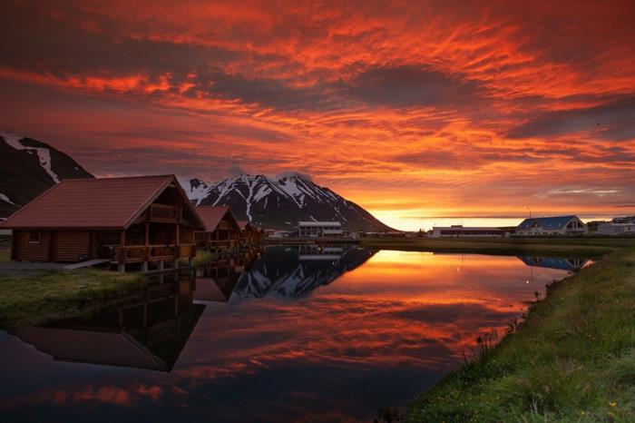 Keijut ja tontut Islannin auringonlaskun aikaan