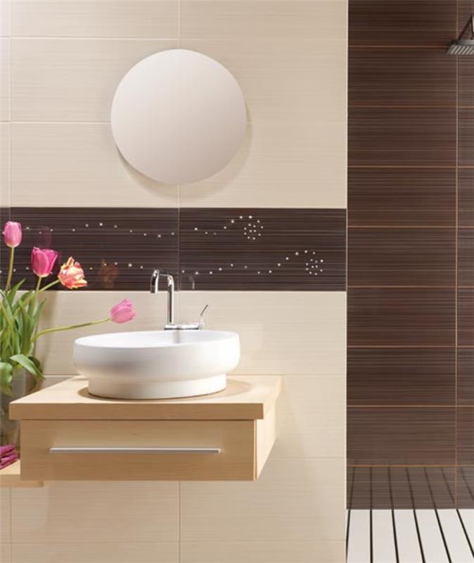 Feng Shuin kylpyhuoneen peilit huonekasvien ympärille