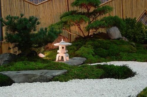 Feng Shui -puutarha -ideoissa on paljon vehreän harmaan ja valkoisen kivin tasapainoa