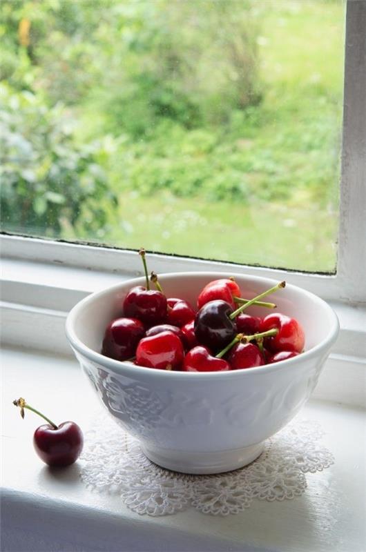 Ikkunalaudan koristelu kesäksi - tuoreita ideoita mihin tahansa sisustukseen tuoretta kirsikkakulhoa