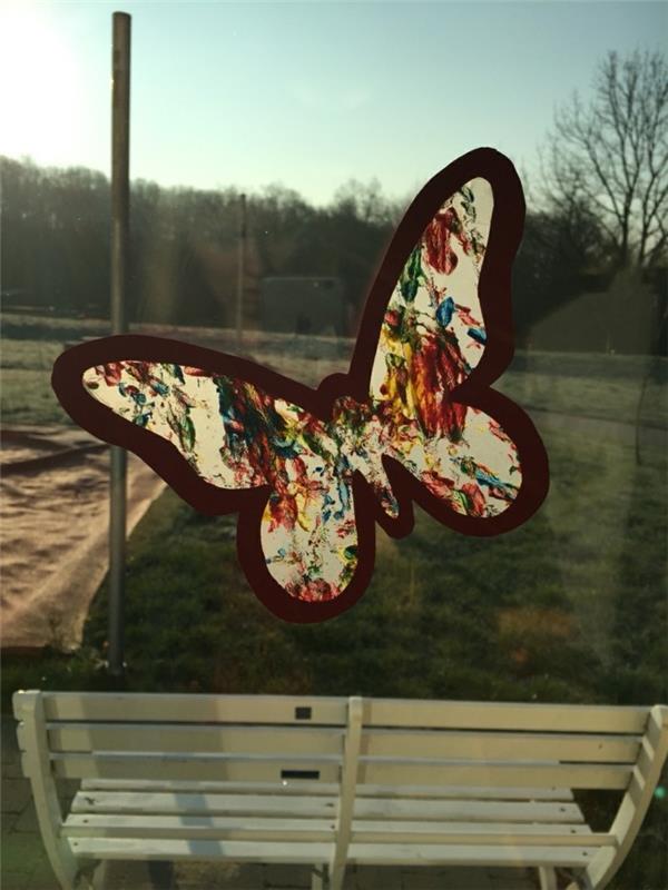 Tee ikkunakuvia lasten perhosen kanssa