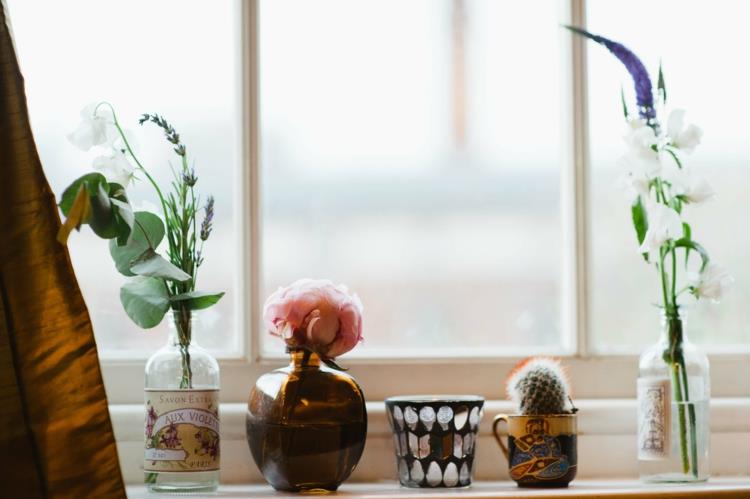 Ikkunoiden sisustusideoita keittiön talon kasveja ja kauniita leikkokukkia koristavia maljakoita