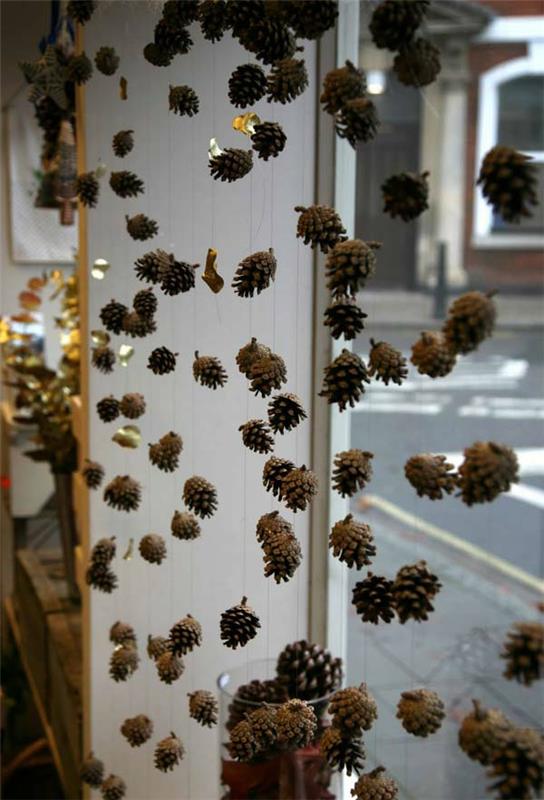 Ikkunoiden koristelu männynkäpyistä valmistetuille jouluseppeleille