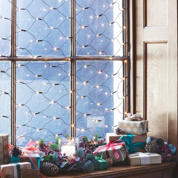 Ikkunoiden koristelu joulun keijuille koristaa ikkunalaudan