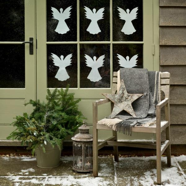 Ikkunoiden koristelu joulun valkoisille enkeleille