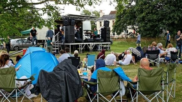 Festivaalien pakkausluettelo musiikkifestivaaleille 2019 mitä ottaa mukaan taitettavat leirintätuolit